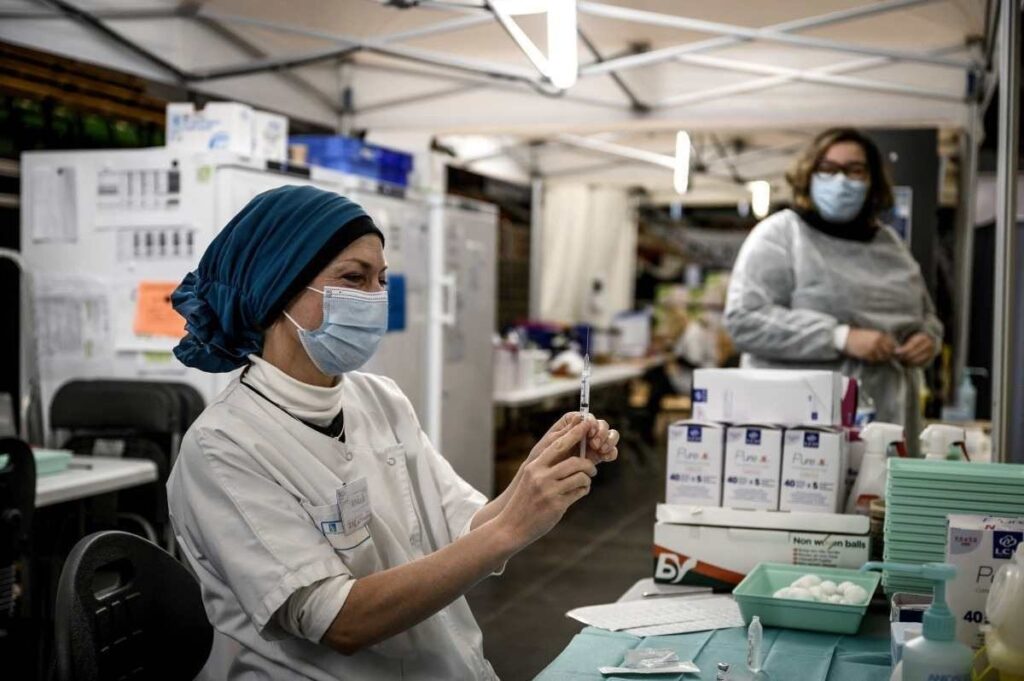 Itália, Reino Unido e Alemanha confirmam casos de variante ômicron do coronavírus