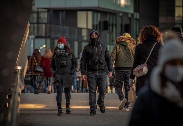 Milão restabelece uso de máscara em ambientes abertos no centro da cidade