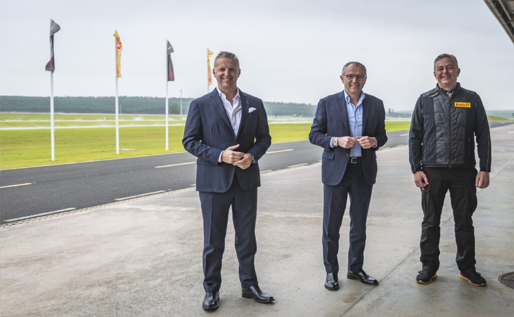 Presidente e CEO da Fórmula 1 visita o novo complexo multipistas da Pirelli no Brasil