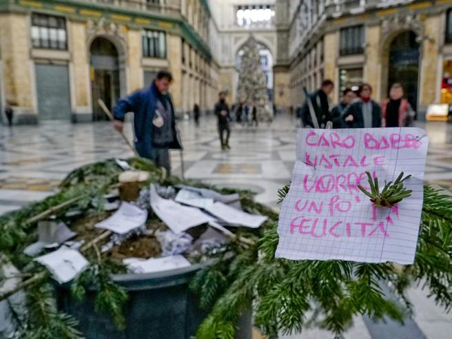 Árvore de Natal da sede da Câmara Municipal de Nápoles é roubada pela segunda vez