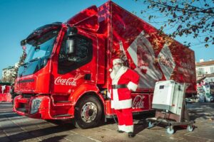 Parceria entre ABB, Coca-Cola e Volvo Trucks leva o Papai Noel por uma viagem em caminhão elétrico pela Itália