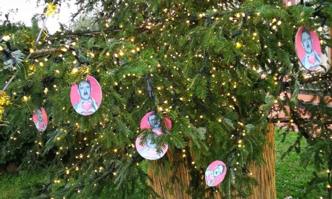Cidade na Toscana tem árvore de Natal decorada com símbolos nazistas