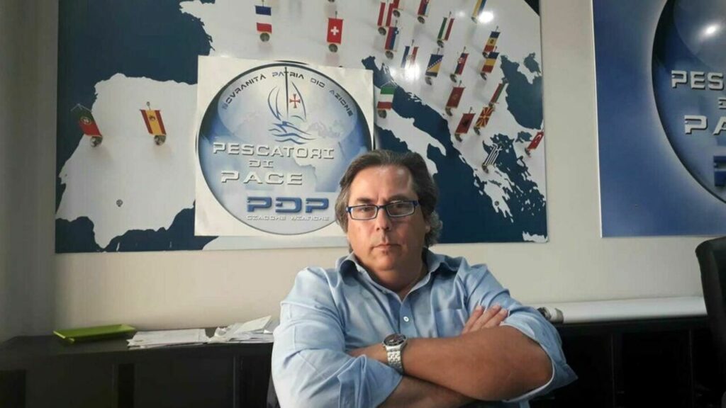 Líder de movimento antivax na Itália diz que irá se vacinar contra covid após internação