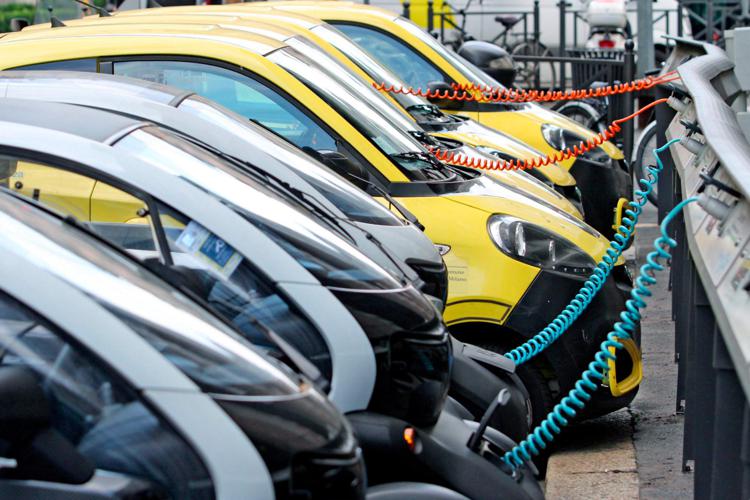 Comitê da Itália estima fim da produção de carros a combustão no país em 2035