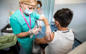 Itália aprova vacina da Pfizer contra covid para crianças de 5 a 11 anos