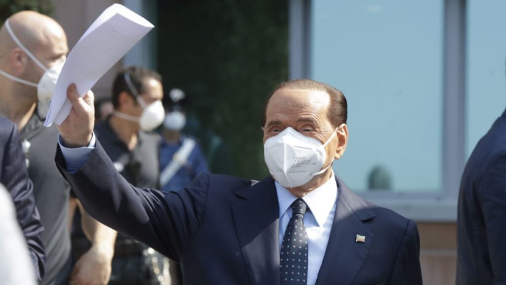 Ex-premiê Silvio Berlusconi recebe alta do hospital San Raffaele em Milão