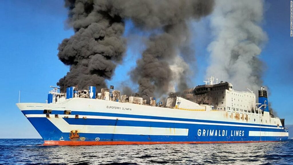 Bombeiros resgatam jovem com vida após incêndio em balsa entre portos da Grécia e Itália