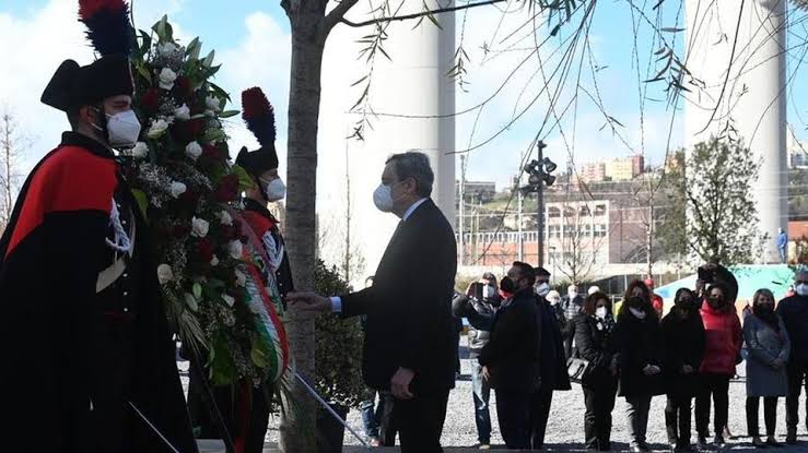 Draghi visita Gênova e homenageia vítimas da queda da Ponte Morandi