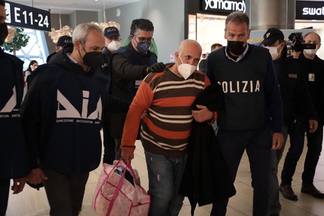 Foragido há 20 anos, mafioso extraditado da Espanha volta para prisão na Itália