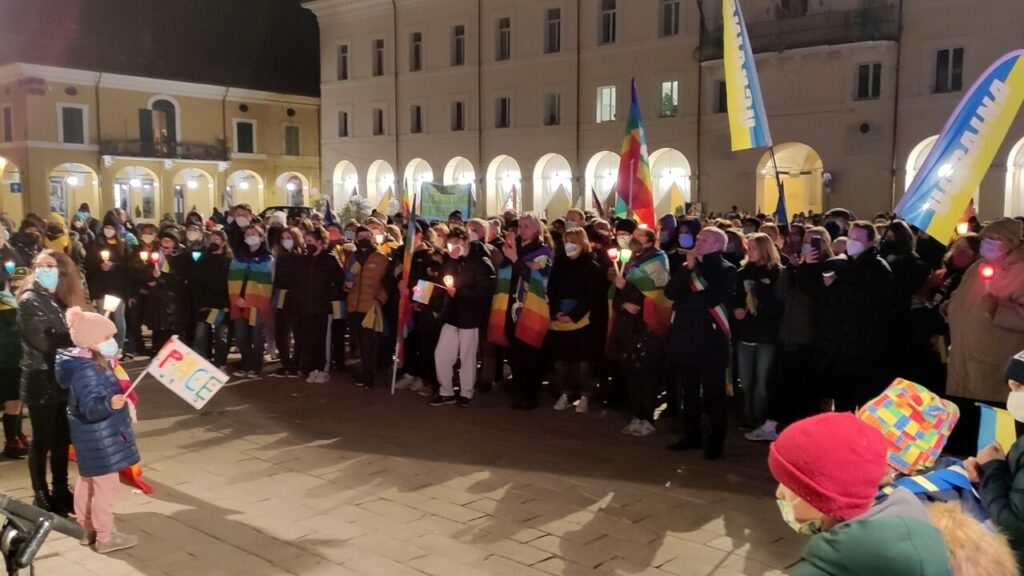 Milhares vão às ruas em Nápoles para marchar pela paz na Ucrânia