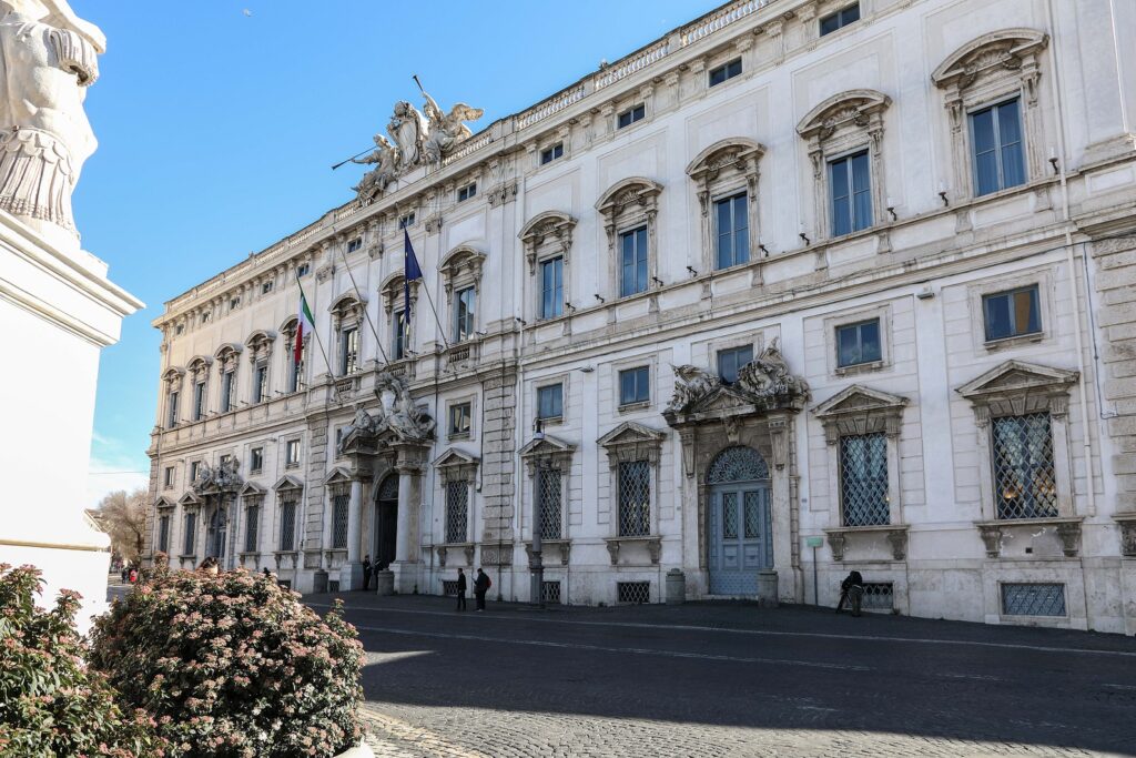 Corte Constitucional da Itália abole normas que priorizam o sobrenome paterno no registro dos filhos