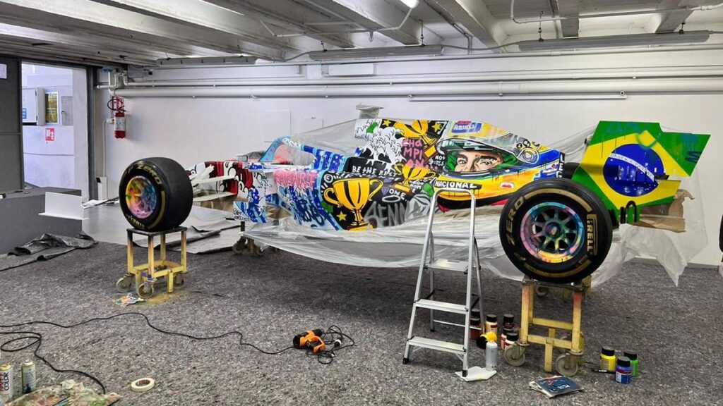 GP de Ímola expõe carro com pintura em homenagem à carreira de Ayrton Senna