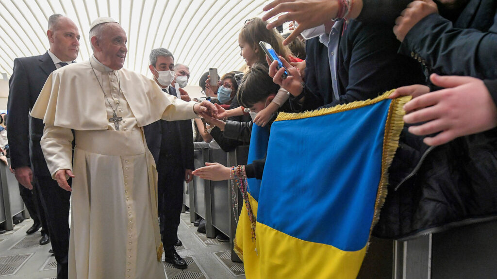 Papa Francisco recebe crianças ucranianas na Praça São Pedro