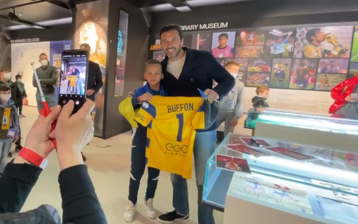 Goleiro italiano Buffon se encontra com jovem fã refugiado da Ucrânia