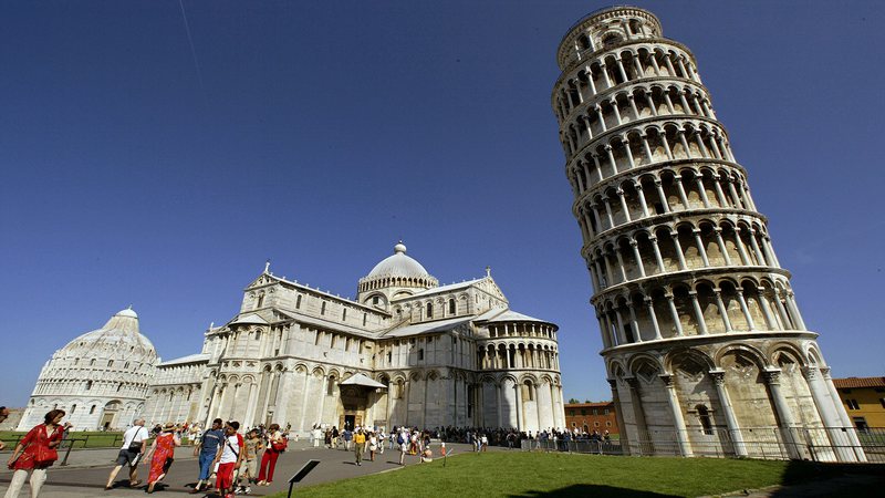 Turistas mexicanos são multados por colidirem drone com a Torre de Pisa