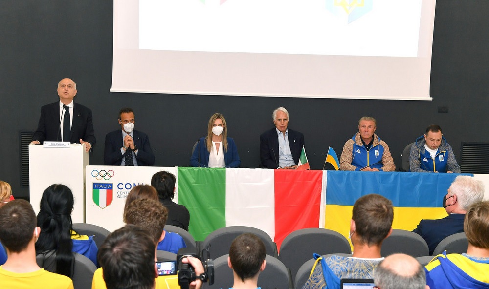 Presidente do Comitê Olímpico da Ucrânia se emociona ao visitar atletas refugiados da guerra na Itália
