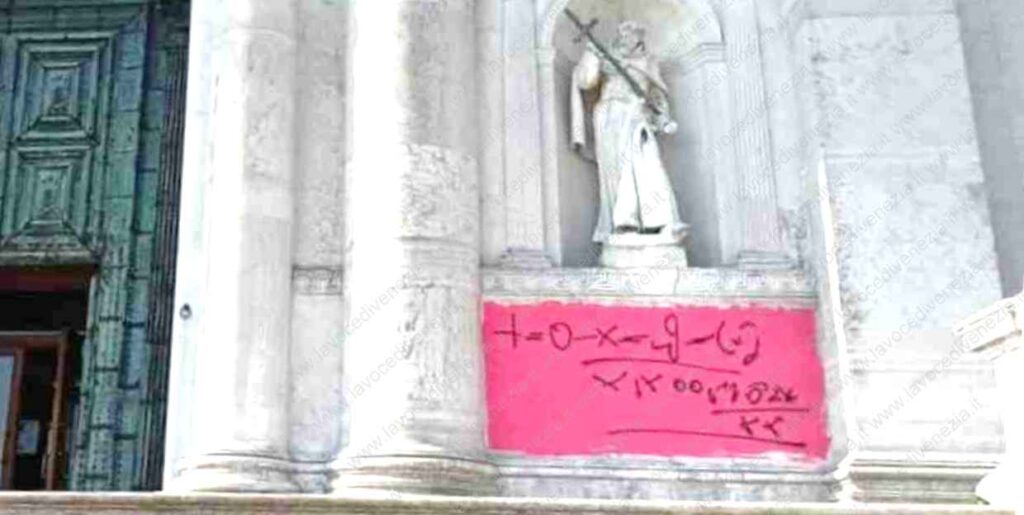 Turistas nadam nus em canais e vandalizam igreja em Veneza
