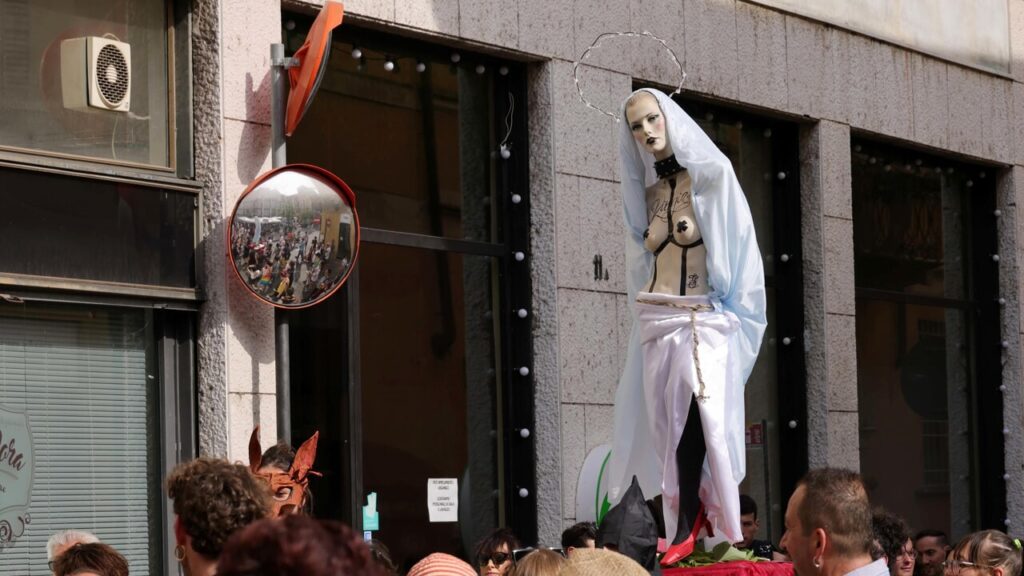 Igreja católica e partidos de direita da Itália criticam parada LGBT+ por exibir  Virgem Maria de topless