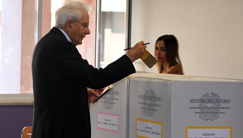 Líderes políticos da Itália vão às urnas para escolher novo primeiro-ministro