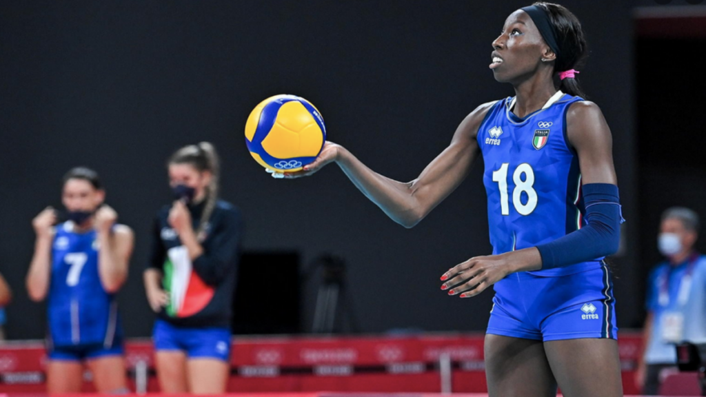 Jogadora de vôlei da Itália, Paola Egonu é alvo de racismo