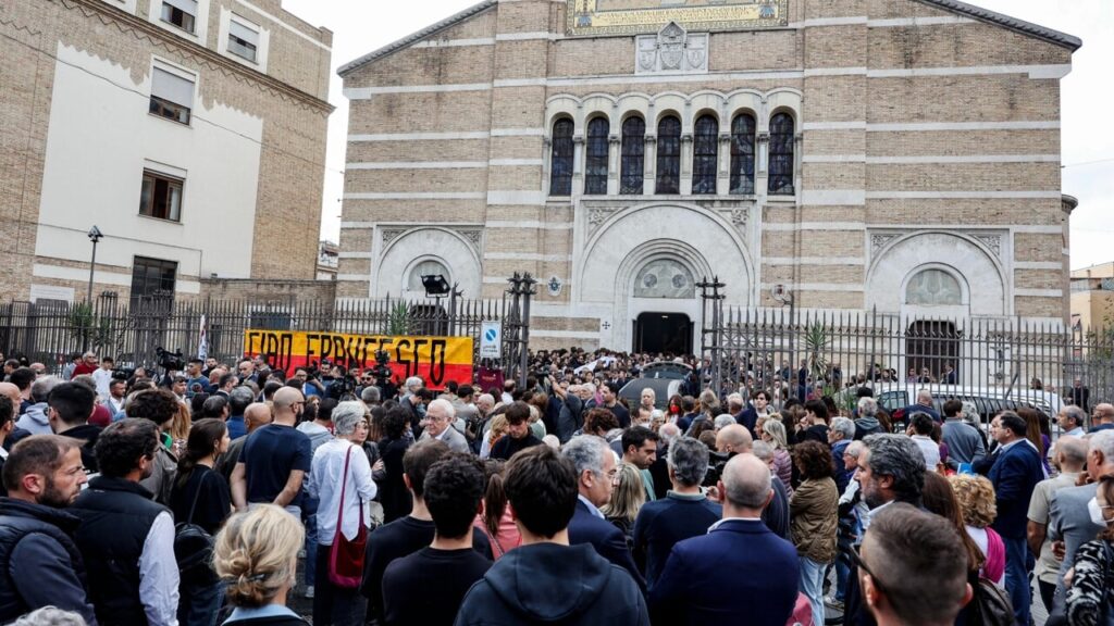 Após prestar juramento, Meloni participa de funeral de jovem atropelado em Roma