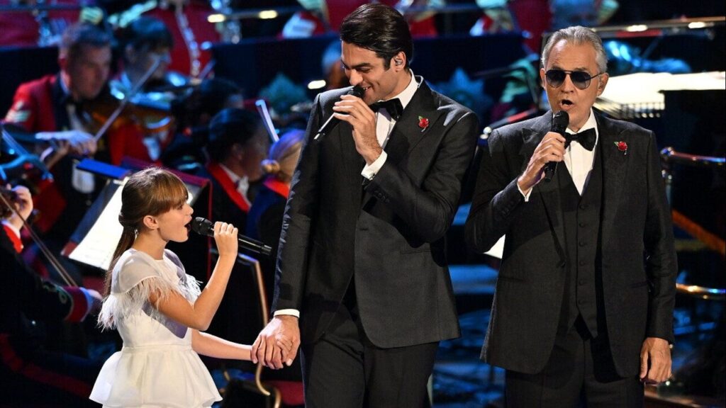 Tenor italiano Andrea Bocelli e seus filhos fazem apresentação para rei Charles III
