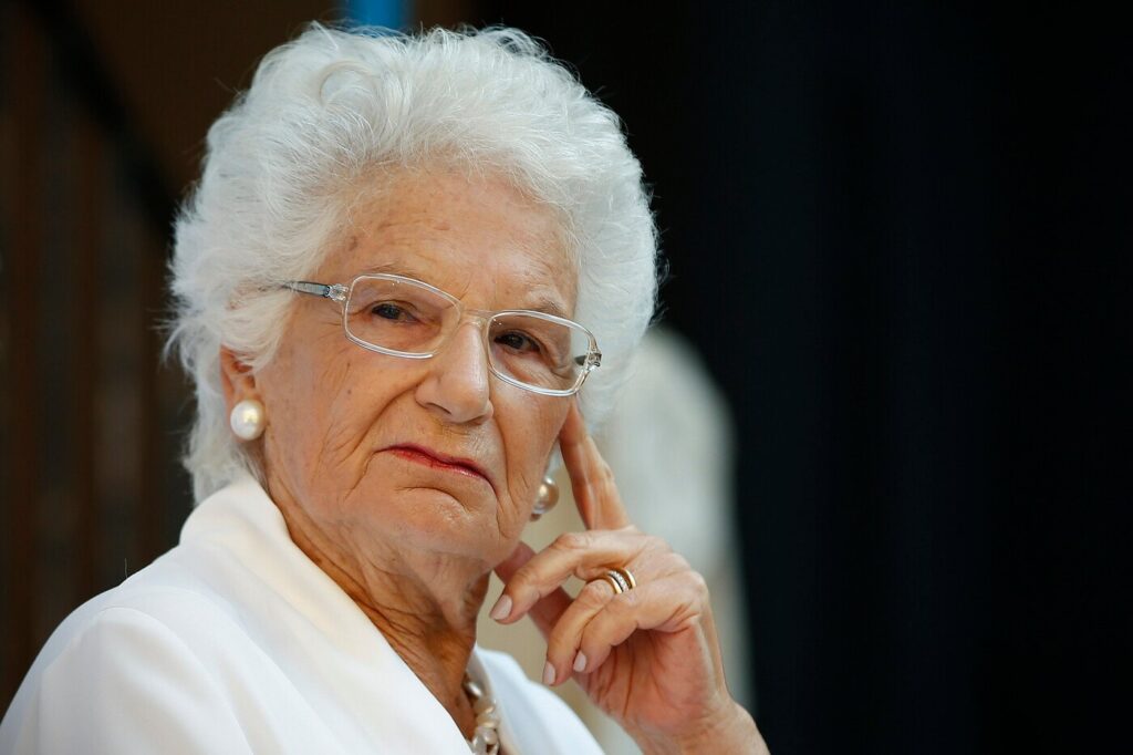 Senadora italiana sobrevivente de Auschwitz denuncia 24 pessoas por ameaças antissemitas