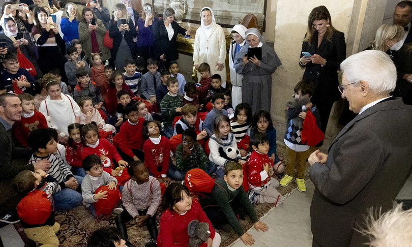 Presidente da Itália entrega presentes de Natal para crianças no Palácio do Quirinal