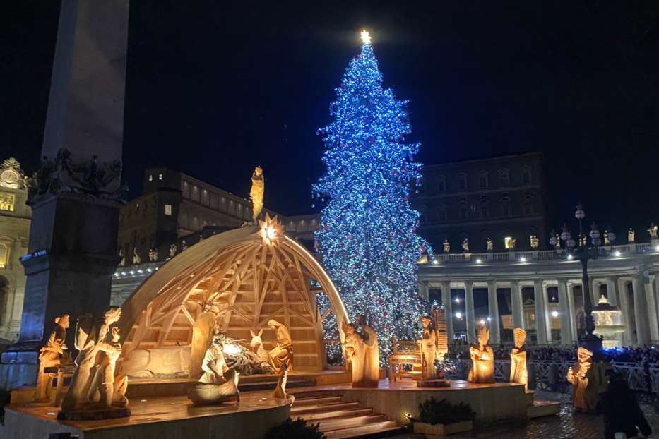 Vaticano inaugura tradicional decoração de Natal na Praça São Pedro