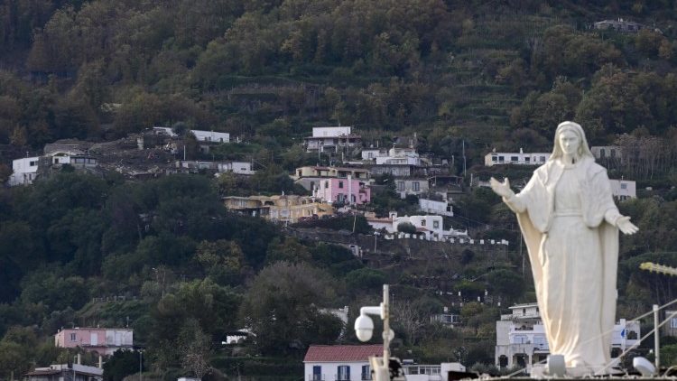 Esmoleiro do papa Francisco visita ilha italiana de Ischia
