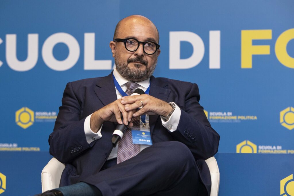 Ministro italiano diz que usar palavras em inglês é coisa de ‘radical chic’