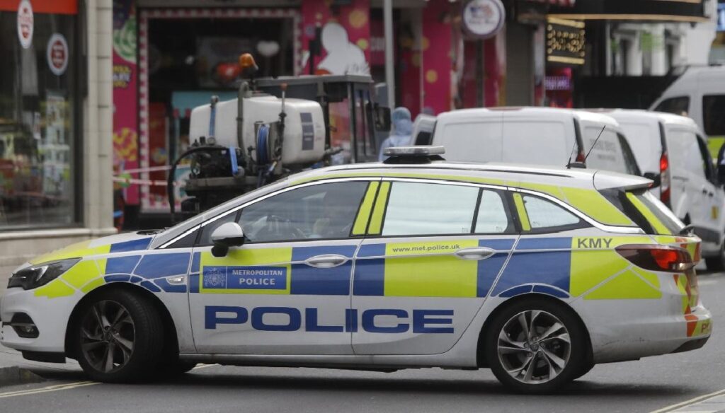 Polícia da Inglaterra divulga foto de suspeito de espancar italiano em Londres