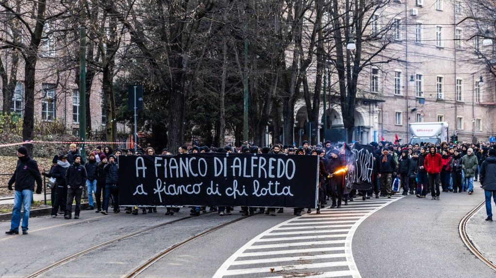Grupo realiza violento protesto em Roma em apoio a líder anarquista em greve de fome