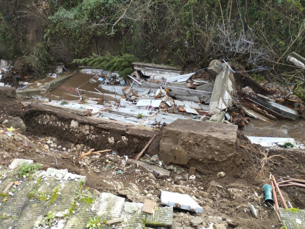 Parte de cemitério na cidade de Sant’Agada dei Goti cai dentro de rio após chuvas