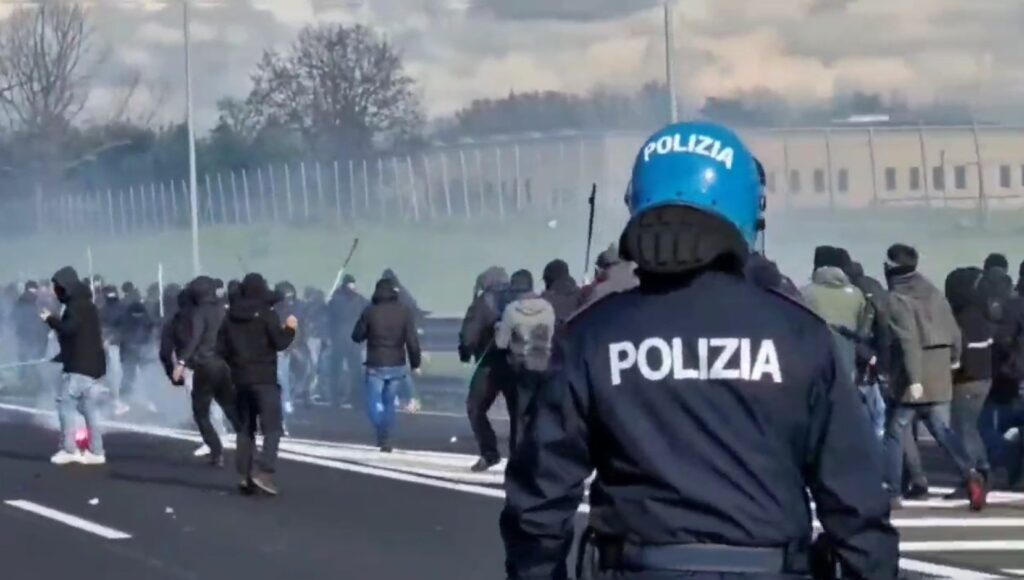 Torcedores da Roma presos por participar de briga em rodovia são soltos na Itália￼