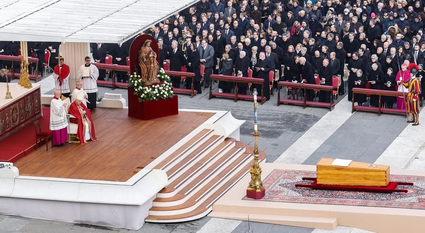 Funeral de Bento XVI é celebrado pelo Papa Francisco no Vaticano