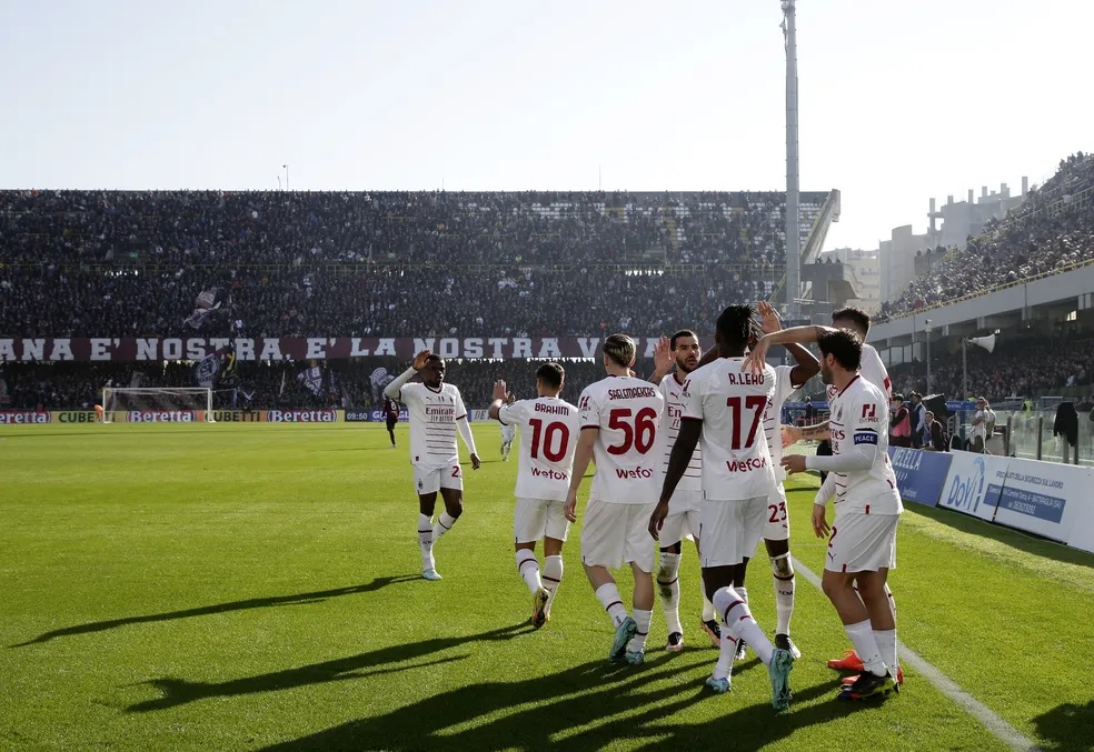 Com homenagem a Pelé, Milan vence Salernitana na volta da Série A da Itália