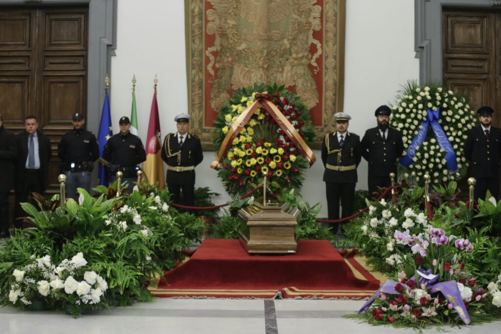 Funeral do jornalista e apresentador italiano Maurizio Costanzo tem início em Roma