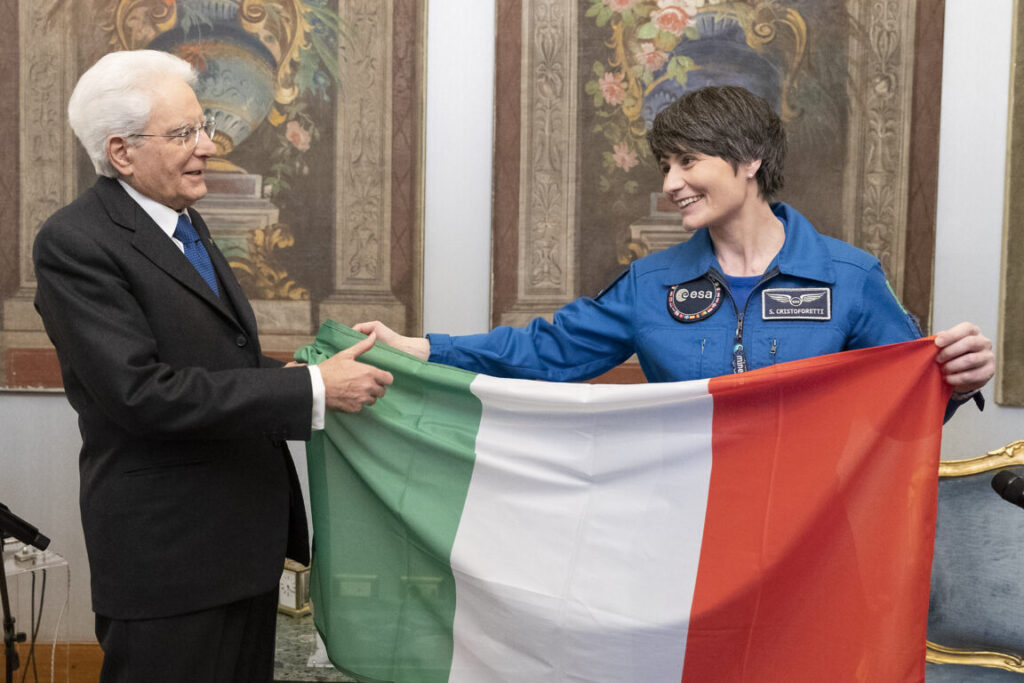 Astronauta Samantha Cristoforetti devolve bandeira da Itália  usada na ISS