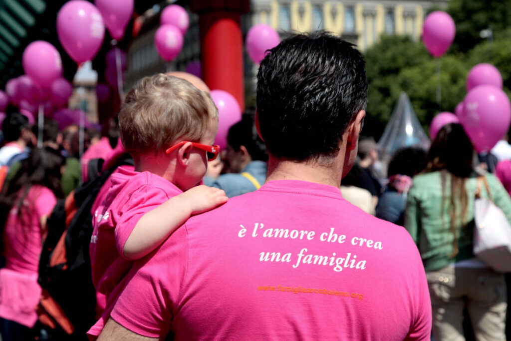 Senado da Itália rejeita proposta sobre regulamentação de filhos de casais gays