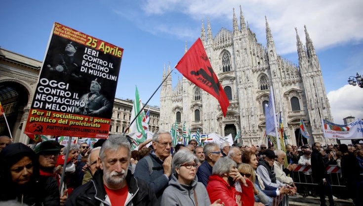 Manifestação nacional antifascista leva mais de 100 mil pessoas às ruas em Milão
