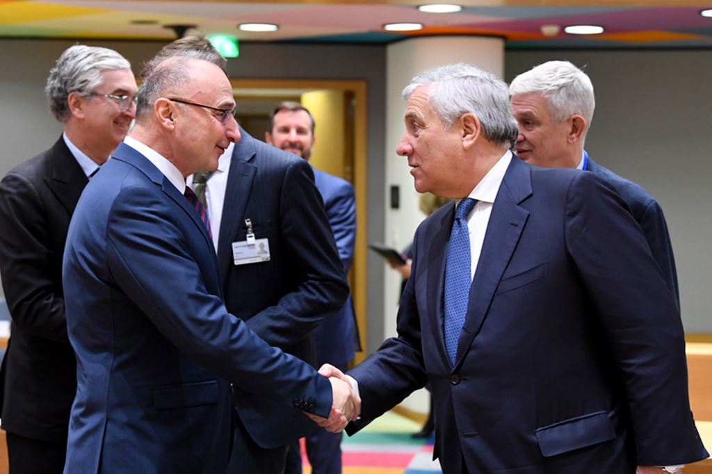 Antonio Tajani e Dmytro Kuleba debatem reconstrução da Ucrânia
