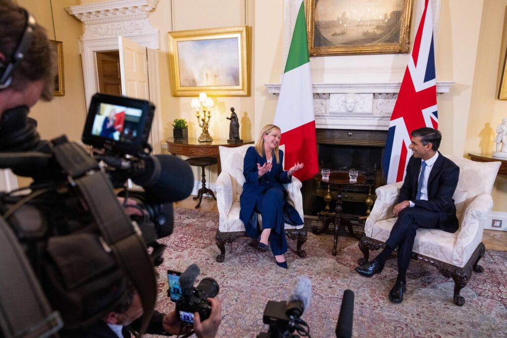 Em visita a Londres, premiê da Itália diz ‘concordar plenamente’ com política antimigratória