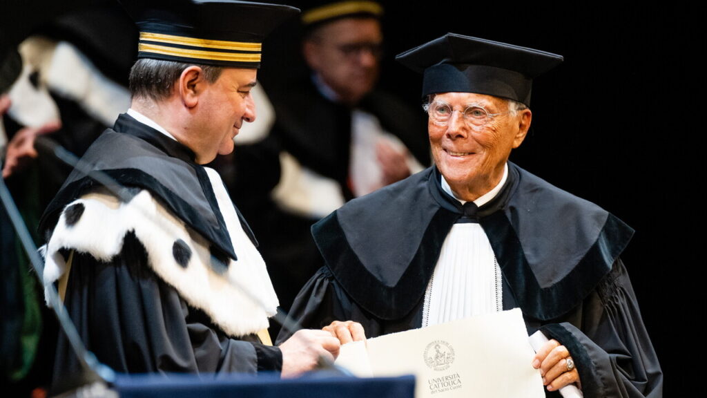 Estilista italiano Giorgio Armani recebe diploma honorário de universidade em Piacenza