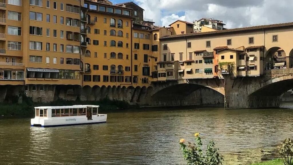 Florença disponibiliza ‘minicruzeiro’ elétrico para passeios pelo Rio Arno