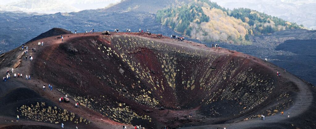 Vulcão Etna registra atividade explosiva na cratera Bocca Nuova