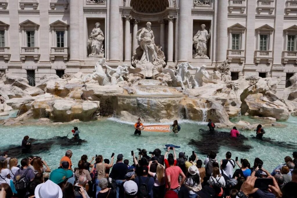 Ativistas ambientais jogam líquido preto nas águas da Fontana di Trevi