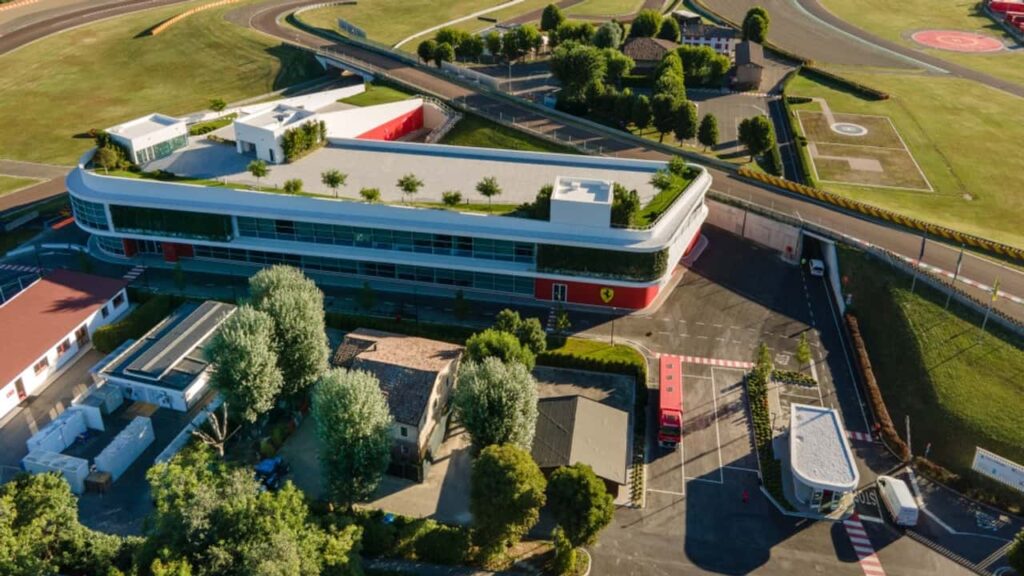 Ferrari e Enel X assinam acordo para construção de unidade fotovoltaica