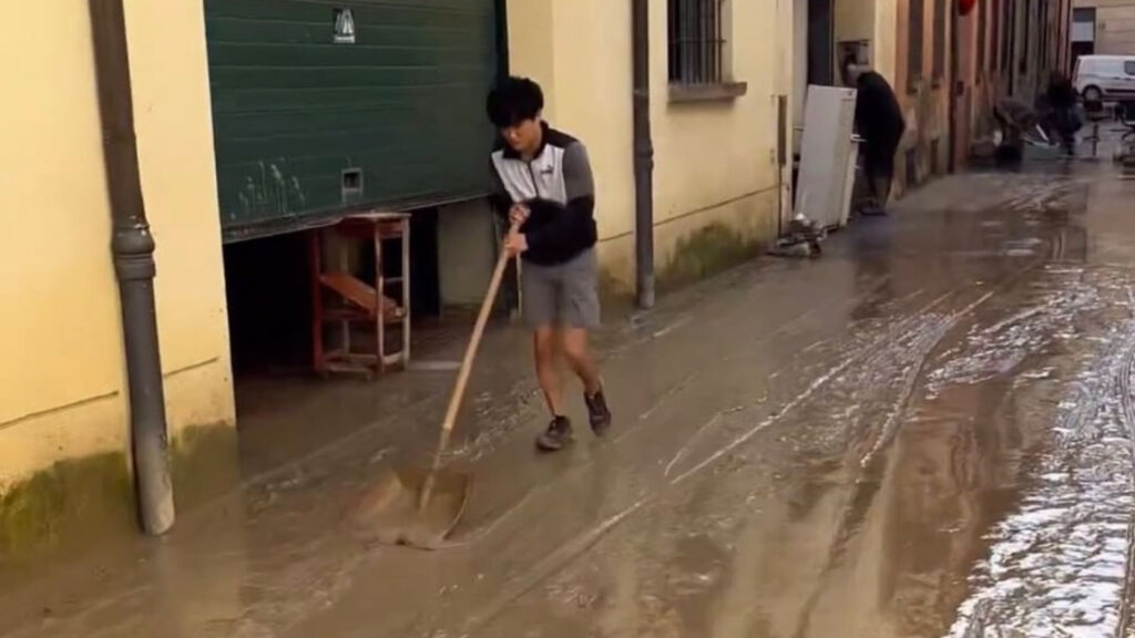 Piloto de F1 Yuki Tsunoda ajuda moradores de Faenza a limpar a cidade após inundação