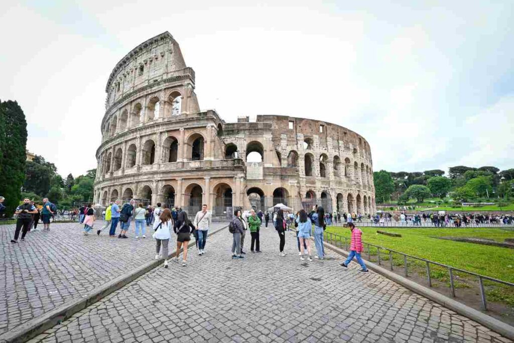 Procuradoria de Roma encaminha processo contra turista que vandalizou Coliseu